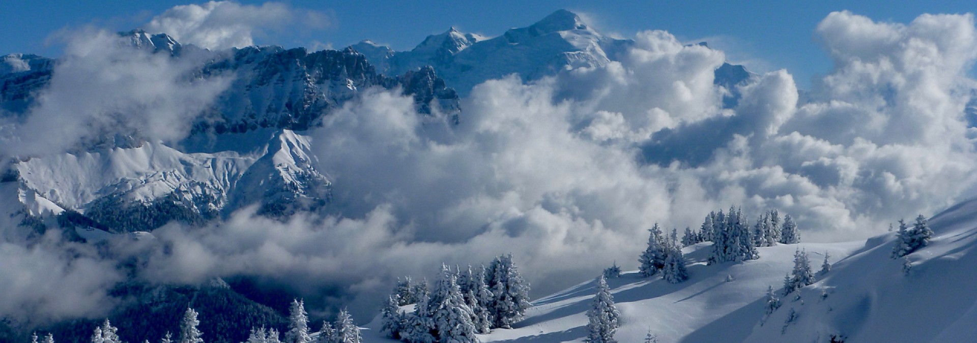 Snowshoe Summits in Samoêns